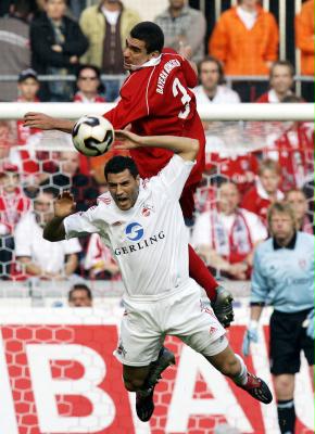 2005年10月29日,德国拜仁慕尼黑俱乐部球员卢西奥(上)在比赛