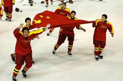 2007年1月14日,中国男子青年冰球队球员们展开一面五星红旗