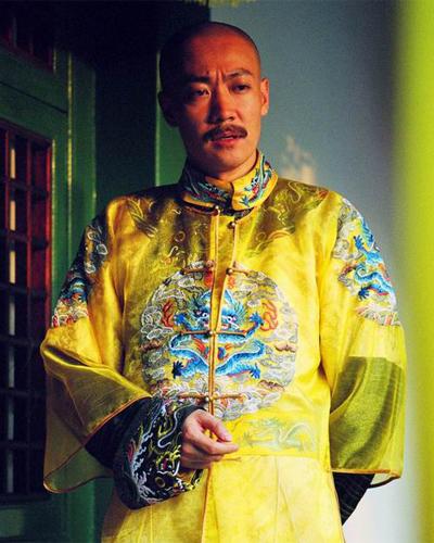 2006年《嘉庆皇帝》饰演嘉庆皇帝第一次穿上古装饰演皇帝的辛柏青又