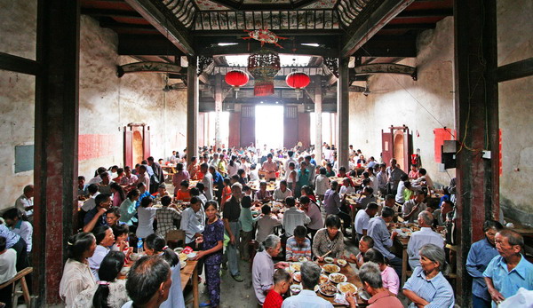 在传统节日里,尤其是春节期间,赣南客家人表现出大的好客热情