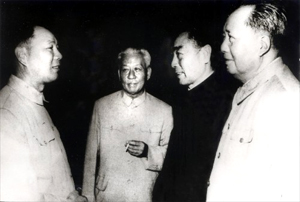 1965年,毛泽东,周恩来,刘少奇和杨成武同志在中南海怀仁堂新华社发