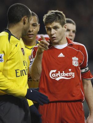 2007年1月6日,利物浦队球员杰拉德(右)在比赛中向阿森纳队