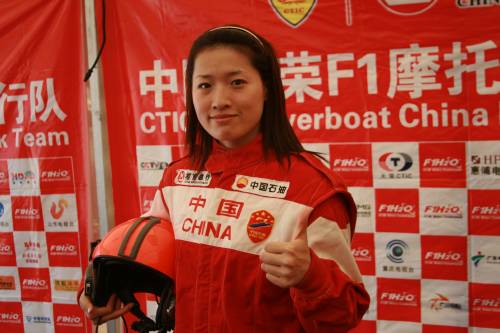罗雪娟是中国天荣f1摩托艇招商银行队的美丽使者